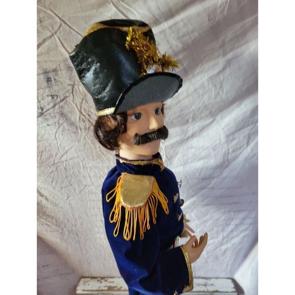 Telco soldier as is motion at Xmas decor - Picture 8 of 8